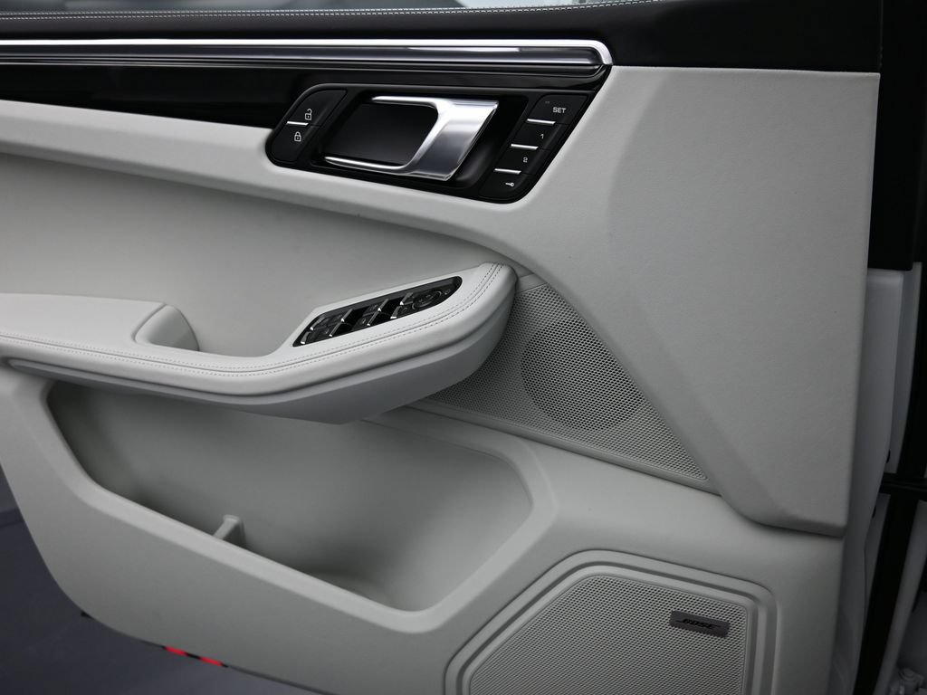Certified 2026 Porsche Macan AWD/4WD image 26