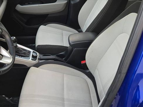 Used 2023 Hyundai Venue SEL FWD image 16