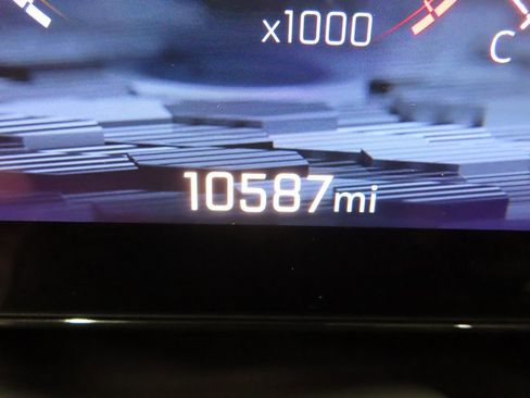 Used 2025 Chevrolet Suburban High Country image 12