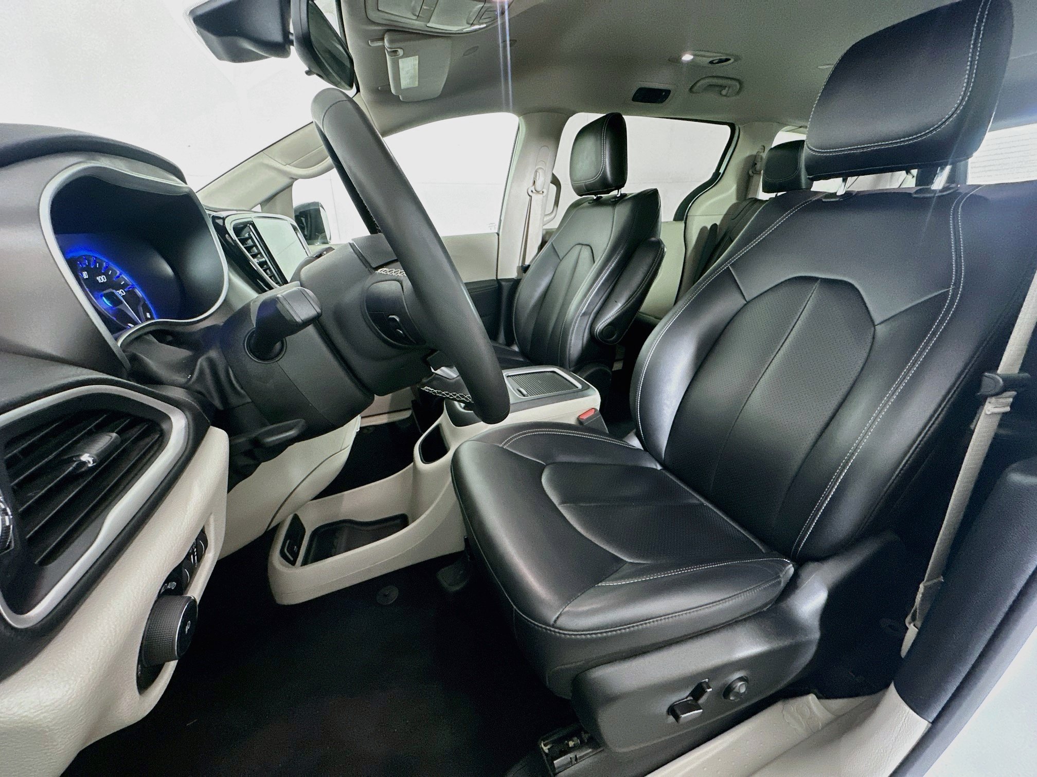 Used 2024 Chrysler Pacifica Touring-L FWD image 13