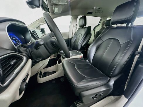 Used 2024 Chrysler Pacifica Touring-L FWD image 13