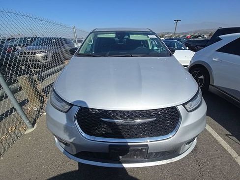 Used 2024 Chrysler Pacifica Touring-L FWD image 18