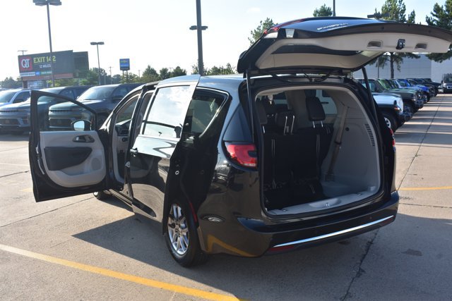 Used 2023 Chrysler Pacifica Touring-L FWD image 17