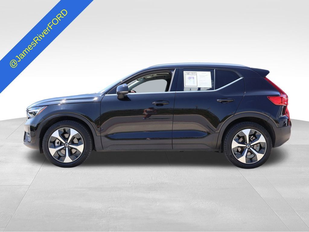 Used 2025 Volvo XC40 B5 Plus AWD/4WD image 2