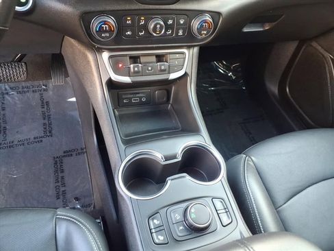 Used 2024 GMC Terrain SLT image 22