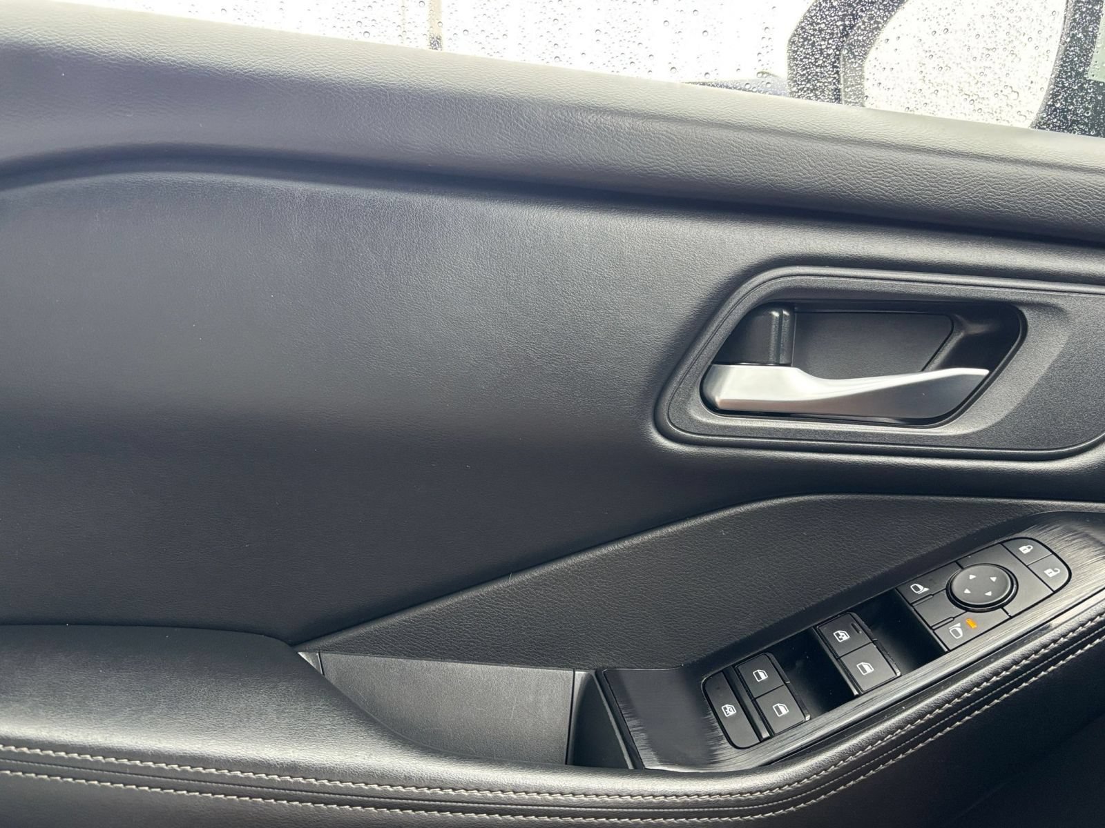 Used 2025 Nissan Rogue SV AWD/4WD image 18