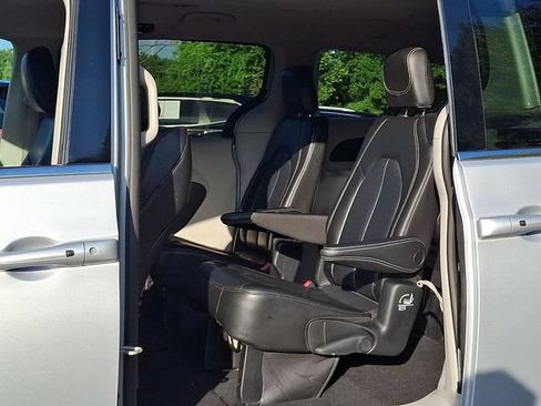 Used 2023 Chrysler Pacifica Touring-L FWD image 10