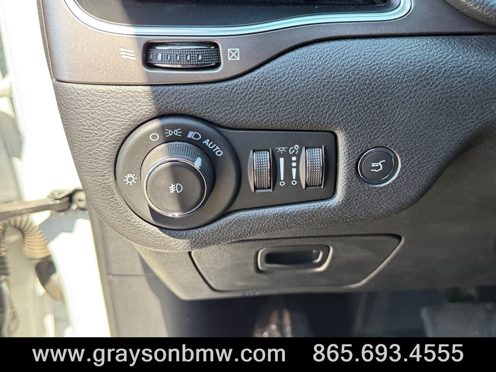 Used 2021 Jeep Cherokee Latitude Lux w/ Sun & Sound Group AWD/4WD image 32