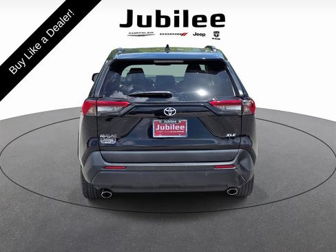 Used 2021 Toyota RAV4 XLE w/ Convenience Package FWD image 3
