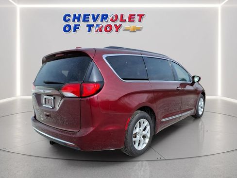 Used 2017 Chrysler Pacifica Touring-L w/ Tire & Wheel Group FWD image 9
