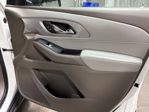 Used 2021 Chevrolet Traverse LT FWD image 11
