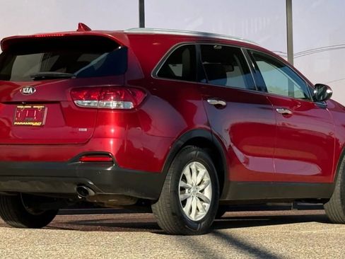 Used 2016 Kia Sorento LX w/ LX Convenience Package image 16