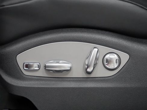 Used 2025 Porsche Macan image 24