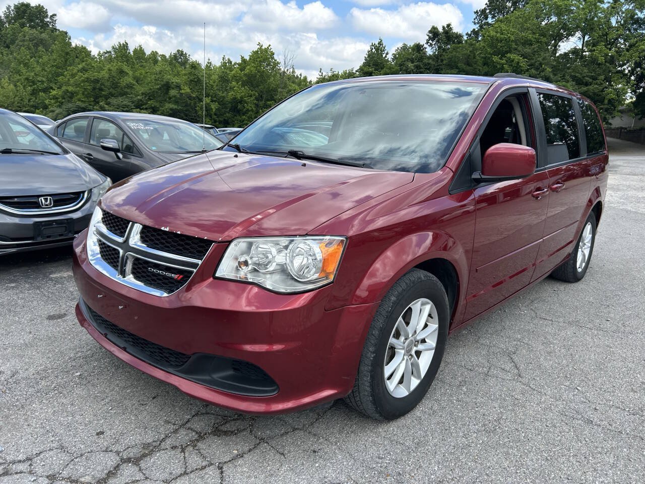 Used 2015 Dodge Grand Caravan SXT w/ Rear Park Assist Package FWD image 2