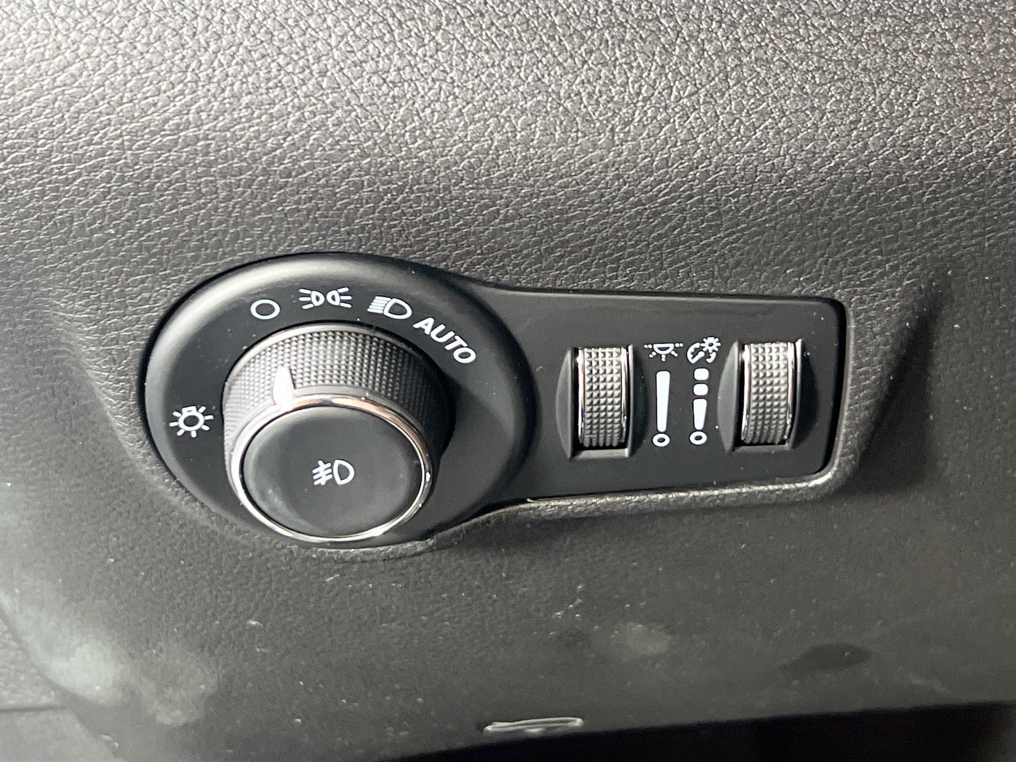 Used 2023 Jeep Compass Limited w/ Sun and Sound Group AWD/4WD image 10