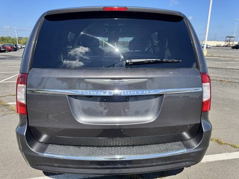 Used 2015 Chrysler Town & Country Touring w/ Driver Convenience Group image 7