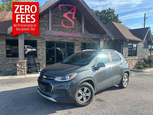 Used 2017 Chevrolet Trax LT w/ LT Convenience Package FWD image 1