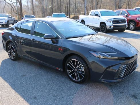 Used 2025 Toyota Camry XLE image 10