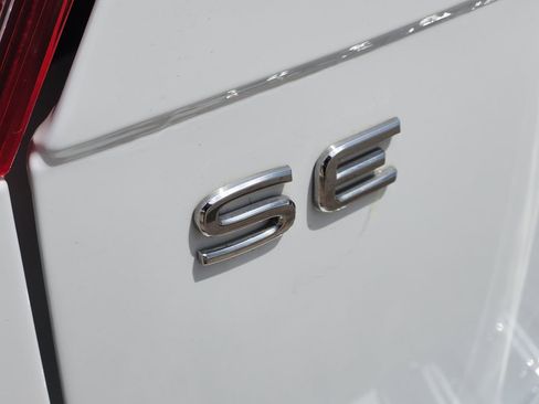 Used 2022 Volkswagen Tiguan SE R-Line FWD image 8