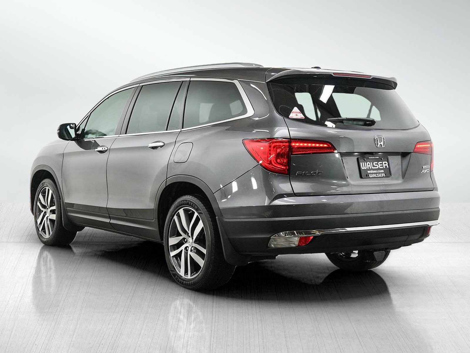 Used 2017 Honda Pilot Touring image 3