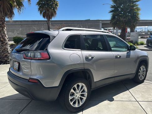 Used 2019 Jeep Cherokee Latitude w/ Popular Appearance Group image 6