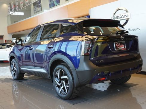 Used 2025 Nissan Kicks SV w/ SV Premium Package image 2