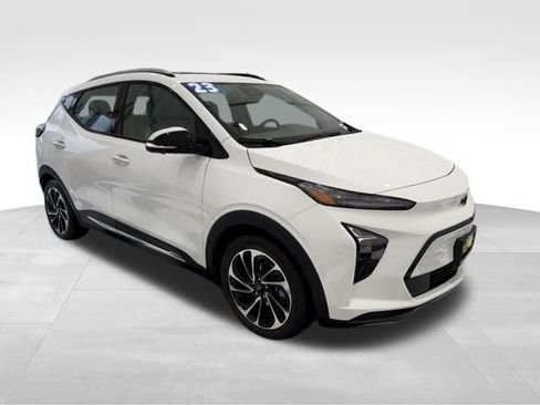 Used 2023 Chevrolet Bolt EUV Premier w/ Sun & Sound Package FWD image 6