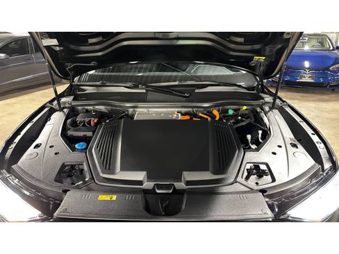 Used 2024 Audi Q8 e-tron Premium image 4