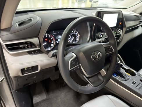 Used 2026 Toyota Highlander XLE AWD/4WD image 9