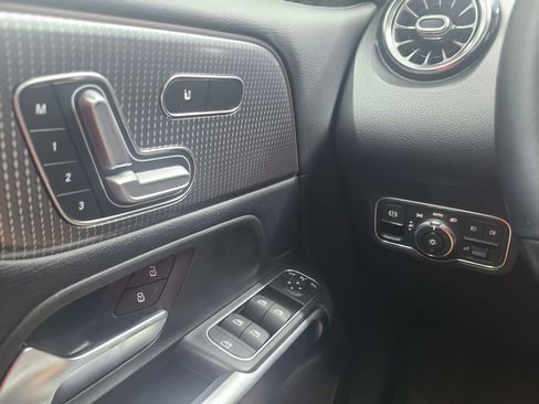 Used 2021 Mercedes-Benz GLB 250 4MATIC image 29
