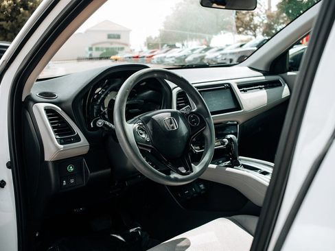 Used 2017 Honda HR-V EX image 16