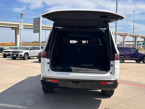 Used 2024 Jeep Wagoneer L Series II w/ Flexible Seating Group image 9