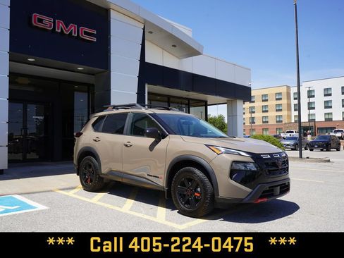 Used 2025 Nissan Rogue SV AWD/4WD image 2