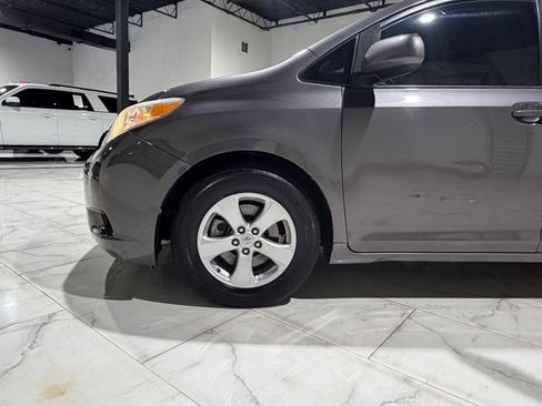 Used 2015 Toyota Sienna LE image 6