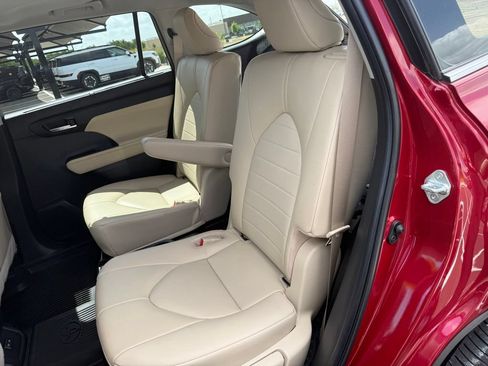 Used 2023 Toyota Highlander XLE FWD image 22