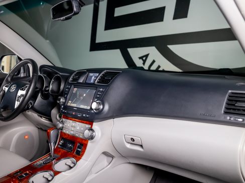 Used 2012 Toyota Highlander Limited w/ Tow Pkg FWD image 34
