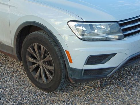 Used 2018 Volkswagen Tiguan SE w/ Panoramic Sunroof Package image 2