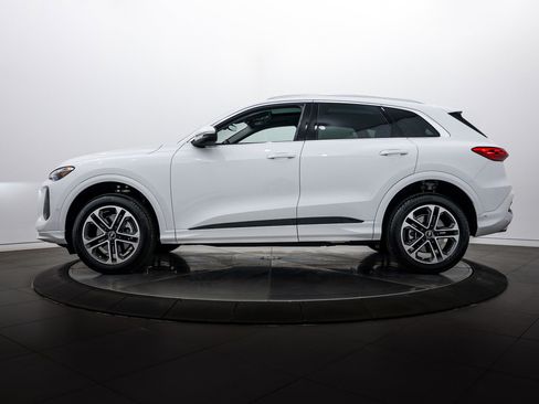 Certified 2025 Audi Q5 Premium w/ Convenience Package image 6