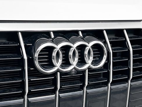 Certified 2024 Audi Q3 2.0T Premium Plus image 11