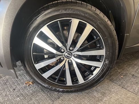 Used 2024 Nissan Pathfinder Platinum w/ Black Appearance Package image 3