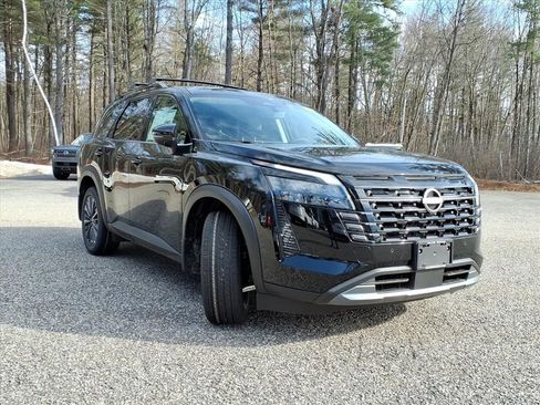 New 2026 Nissan Pathfinder SL image 3