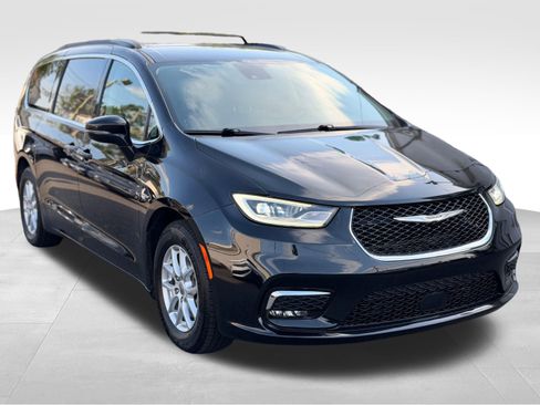 Used 2022 Chrysler Pacifica Touring-L FWD image 3