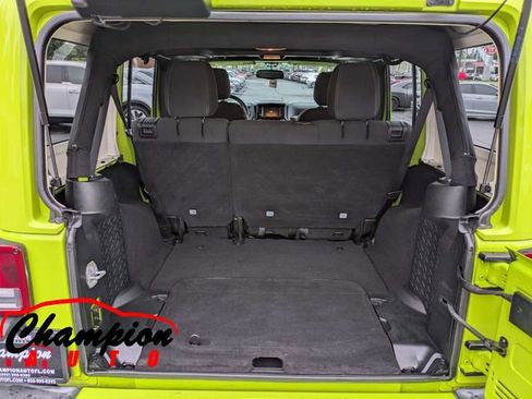 Used 2017 Jeep Wrangler Unlimited Sahara w/ Connectivity Group AWD/4WD image 15