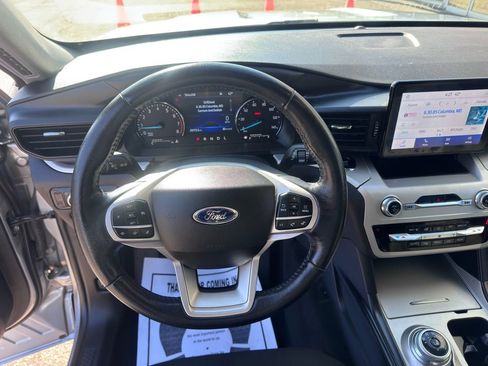 Used 2022 Ford Explorer XLT AWD/4WD image 16