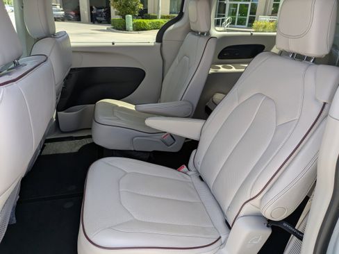 Used 2019 Chrysler Pacifica Limited w/ Advanced Safetytec Group image 15