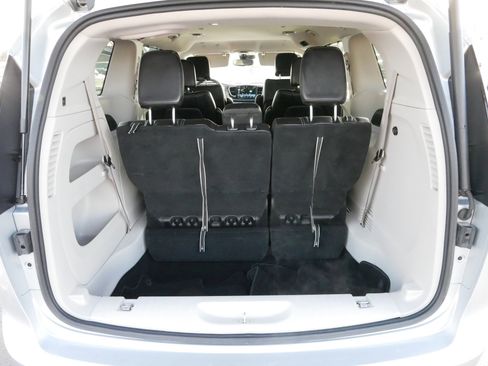 Used 2023 Chrysler Pacifica Touring-L image 18