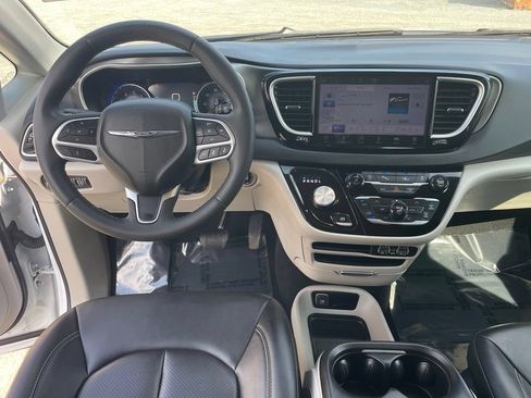 Used 2024 Chrysler Pacifica Touring-L FWD image 4