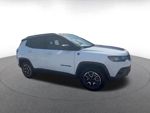 Used 2025 Jeep Compass Trailhawk AWD/4WD image 2