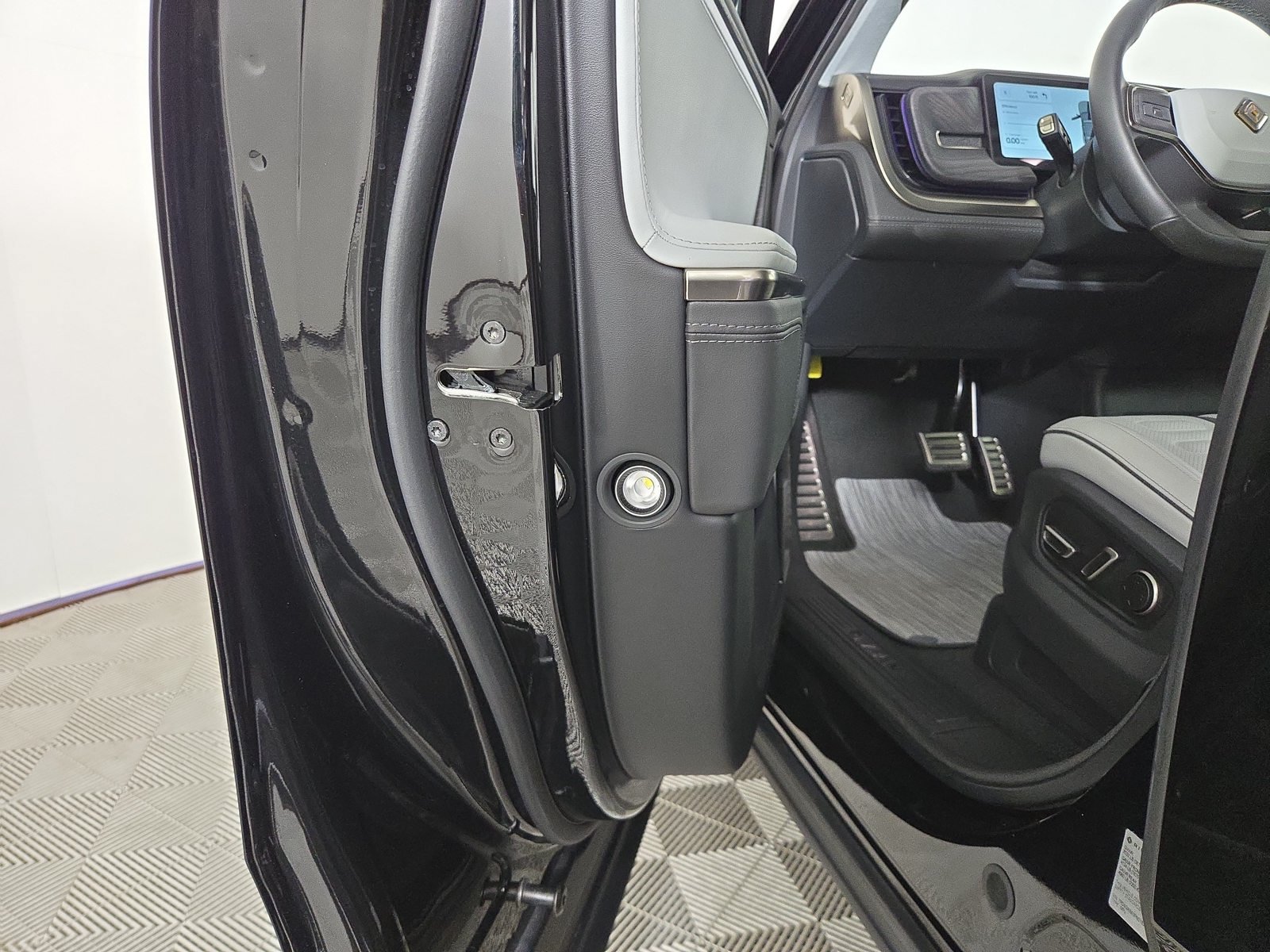 Used 2023 Rivian R1S Adventure Quad AWD/4WD image 32