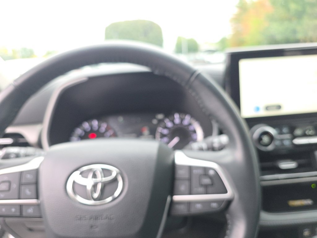 Used 2023 Toyota Highlander XLE AWD/4WD image 19